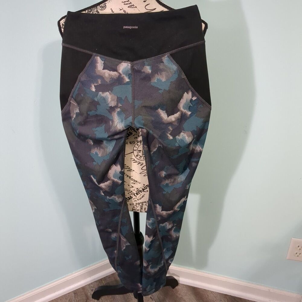PATAGONIA WOMENS FORMFITTING CENTERED CROPS MAPLE CAMO/SMOLDER BLUE small